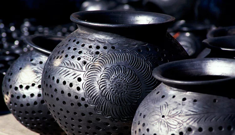 black pottery